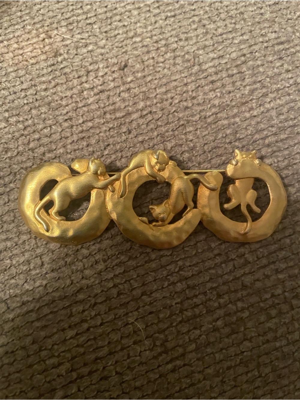 Playful cats JJ brooch